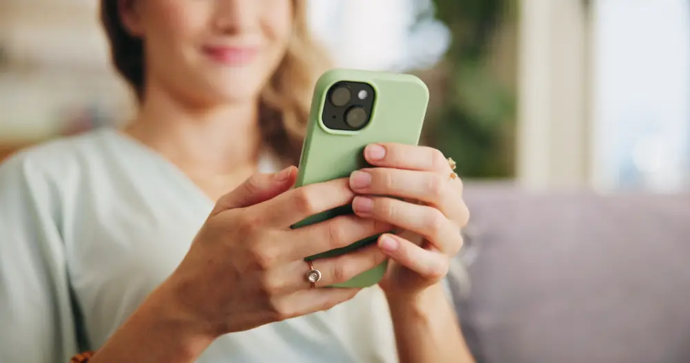 Frau Blickt auf Handy 